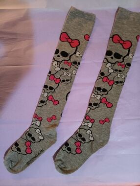Grey Knee-High Socks with Pink And White Bow Skull Pattern